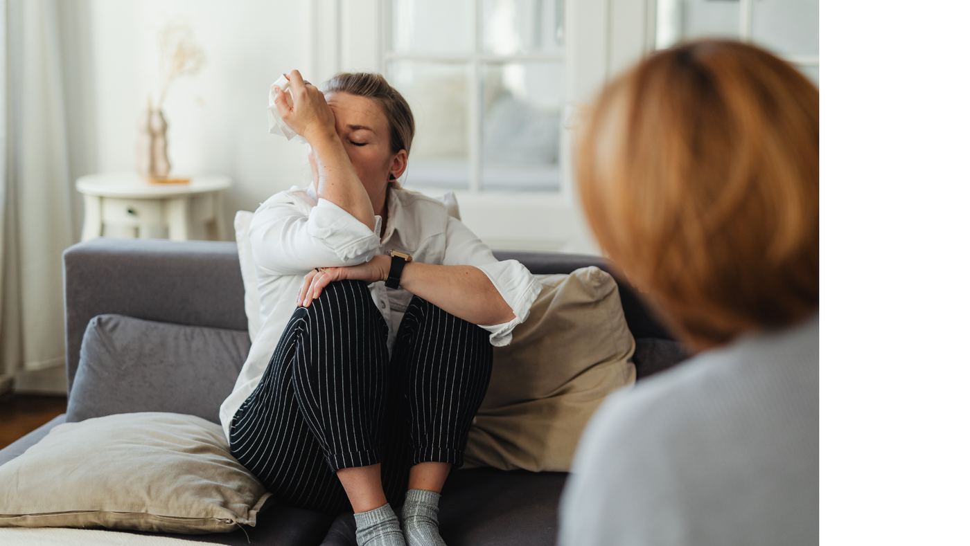 Frau im Gespräch mit Coach – Symbolbild für mentale Belastung, die Mindset-Arbeit allein nicht löst
