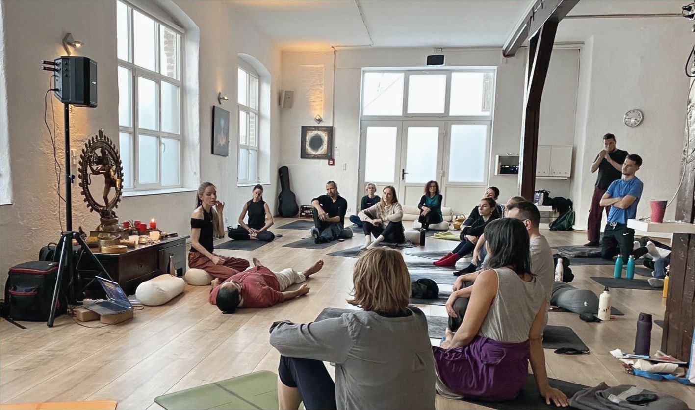 AYA Breathwork Teacher Training – Sabine unterrichtet eine Gruppe von Yogalehrer:innen im Studio